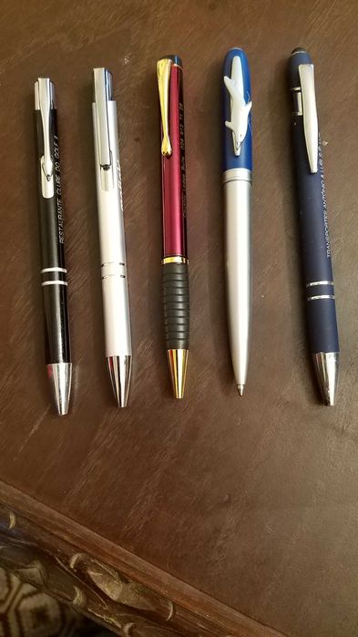 canetas de metal e plástico