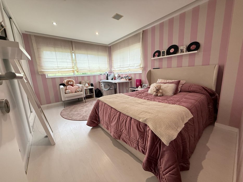 Vivenda V3 Moderna com Piscina, Jardim e Totalmente Mobilada