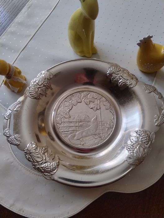 Starocie  piękna platerowana patera z motywem zwierzęcym