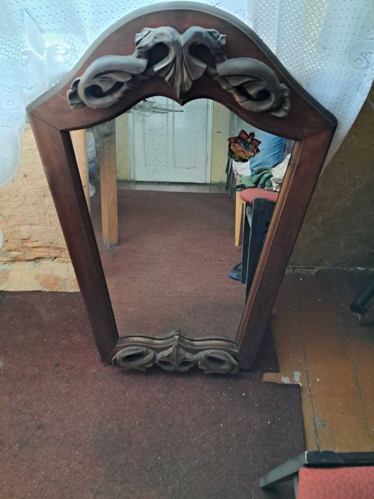 lustro w drewnianej ramie