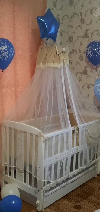 Продам дитяче ліжко з матрасом та двома комплектами постільної білизни