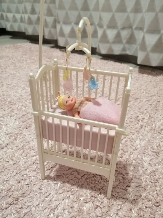 Barbie com bebé e berço