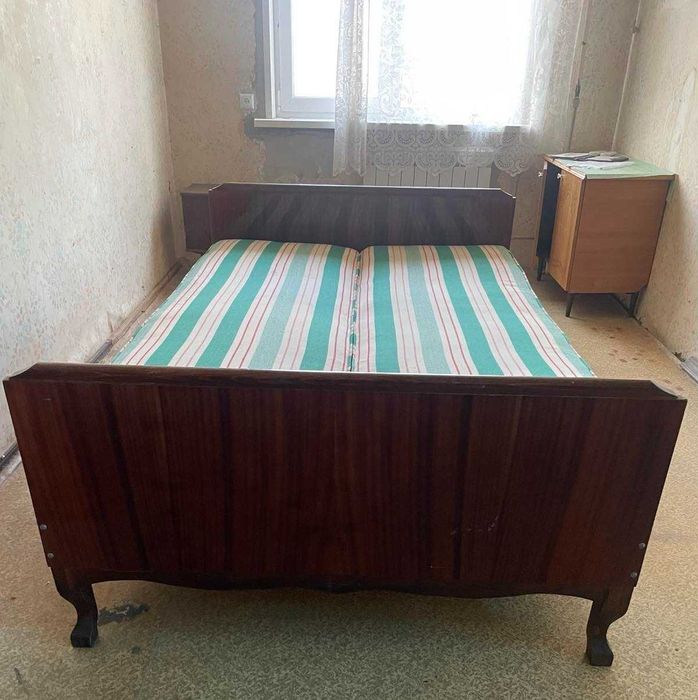 Ліжко полуторне (дерев'яний каркас) з матрацами