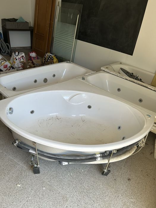 Varias banheiras hidromassagem , sanitas e bides da marca Roca