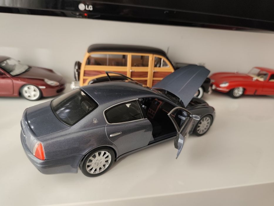 1/18 Maserati Quattroporte hot wheels carro coleção miniatura