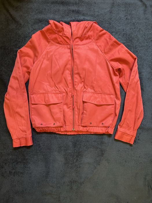 Jaqueta corta-vento com capuz removível