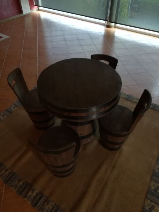 Mesa e cadeiras feita pipos