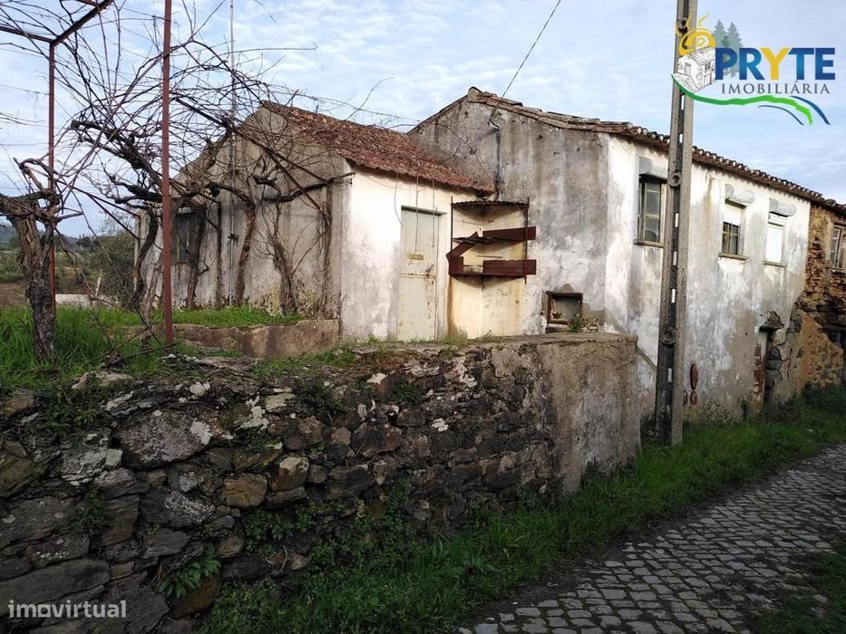 Small rural property featuring a rustic stone house located 5 minutes from the town of Sertã