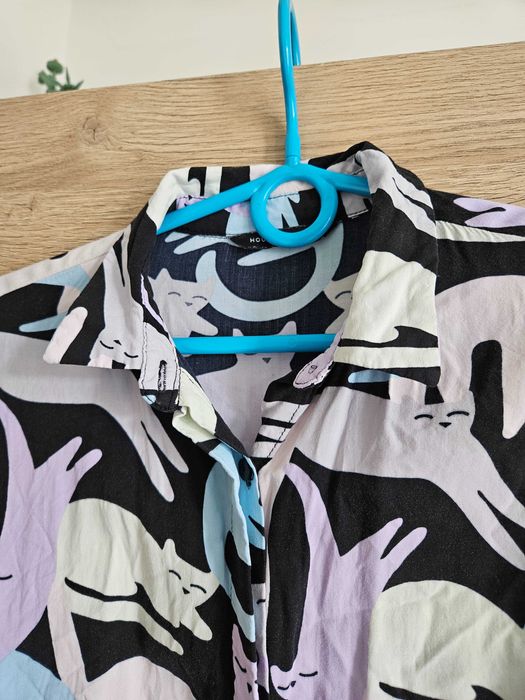 Czarna koszula w koty