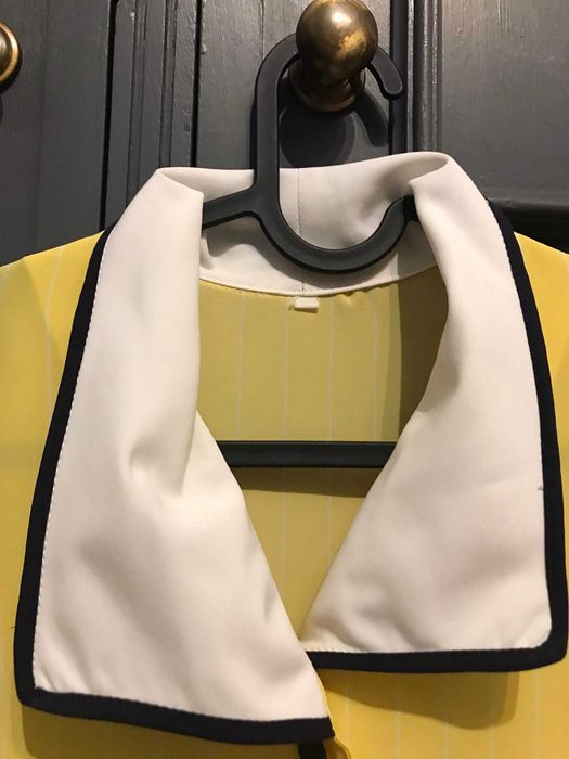 Camisa amarela com riscas brancas