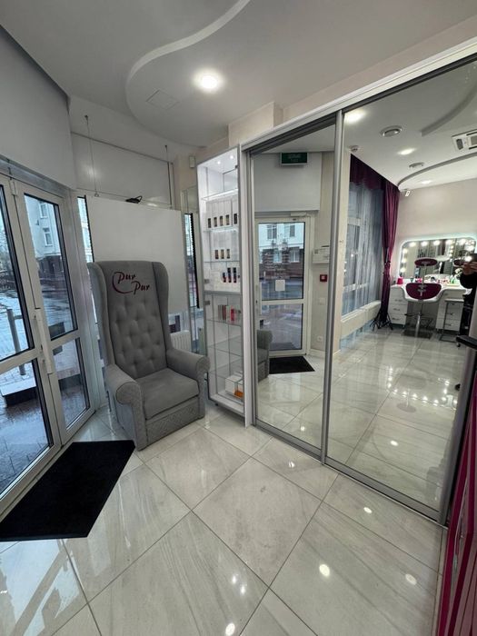 Салон краси на Французському бульварі з обладнанням.