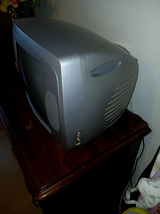 Televisão antiga mas a funcionar