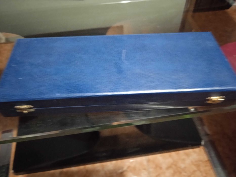 Talheres de coleção com estojo, não respondo a SMS.