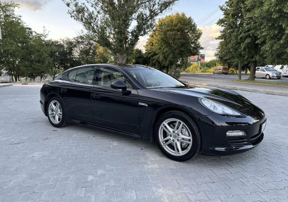 Продам авто Porsche Panamera 4S