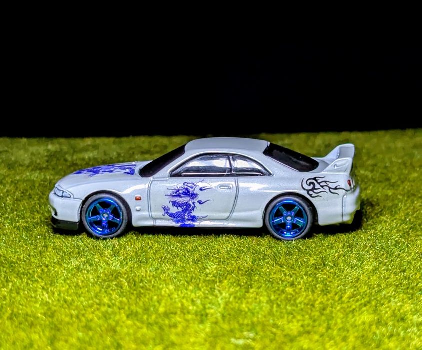 Hot Wheels Nissan Skyline GT-R R33 + Custom Blue Dragon v2