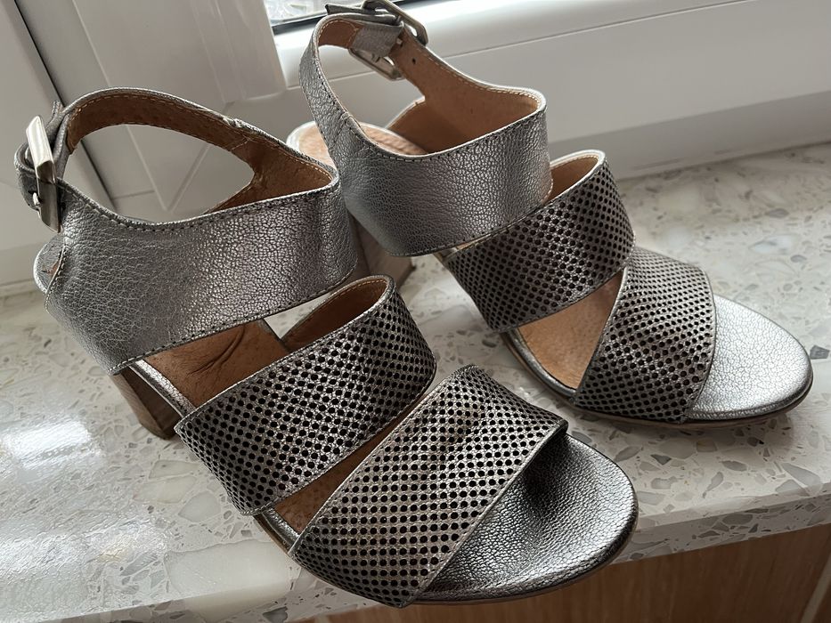 Eleganckie buty damskie na słupku rozm 38 srebrne. Venezia