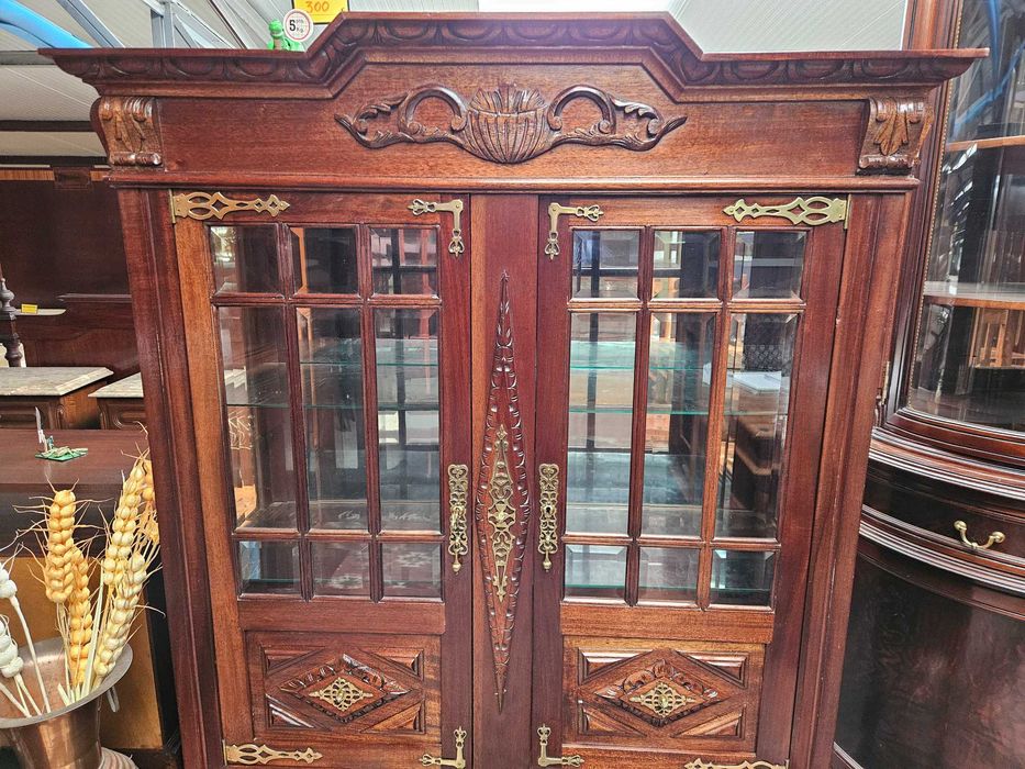 Excelente cristaleira em madeira maciça de estilo Holandês