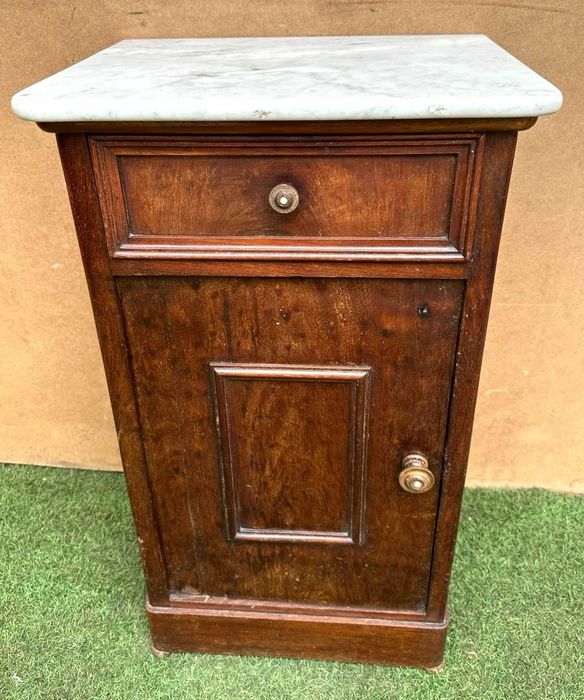 Mesa de cabeceira antiga