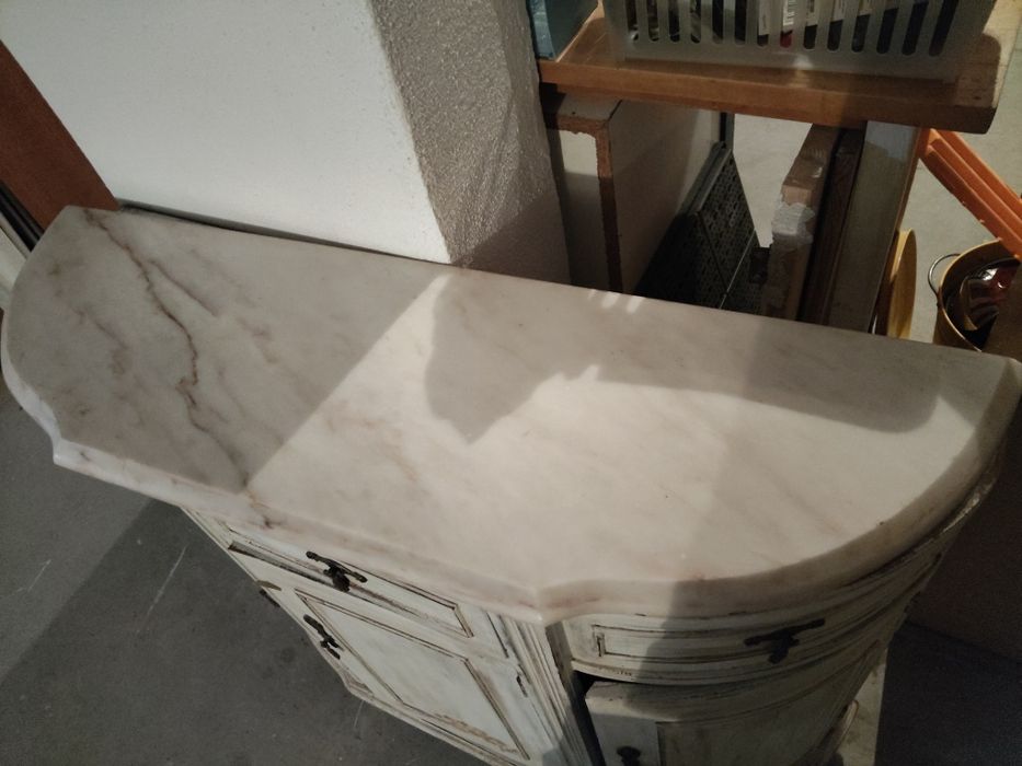 Móvel antigo com pedra mármore