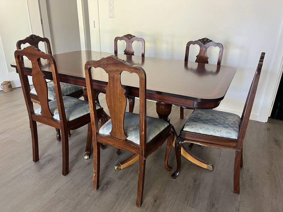 Mesa de madeira com 6 cadeiras