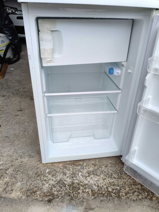 Mini frigorífico a funcionar bem