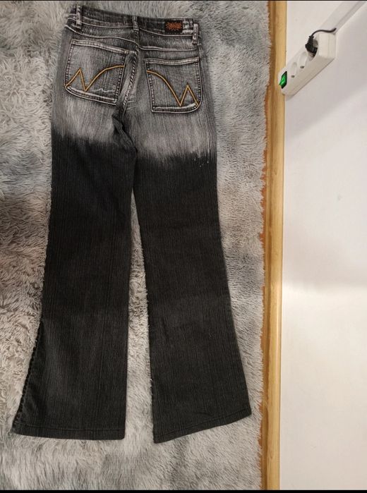 Jeansy dzwony damskie modne
