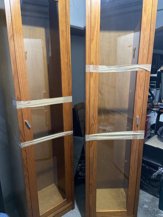 Estante vertical com luz