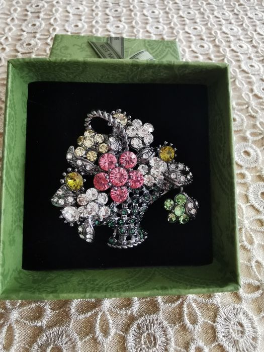 Broszka kosz z kwiatami 3D kolor srebrny