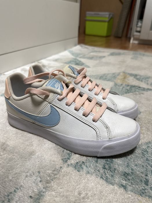 Nike Court Royale AC brancos com detalhes em azul