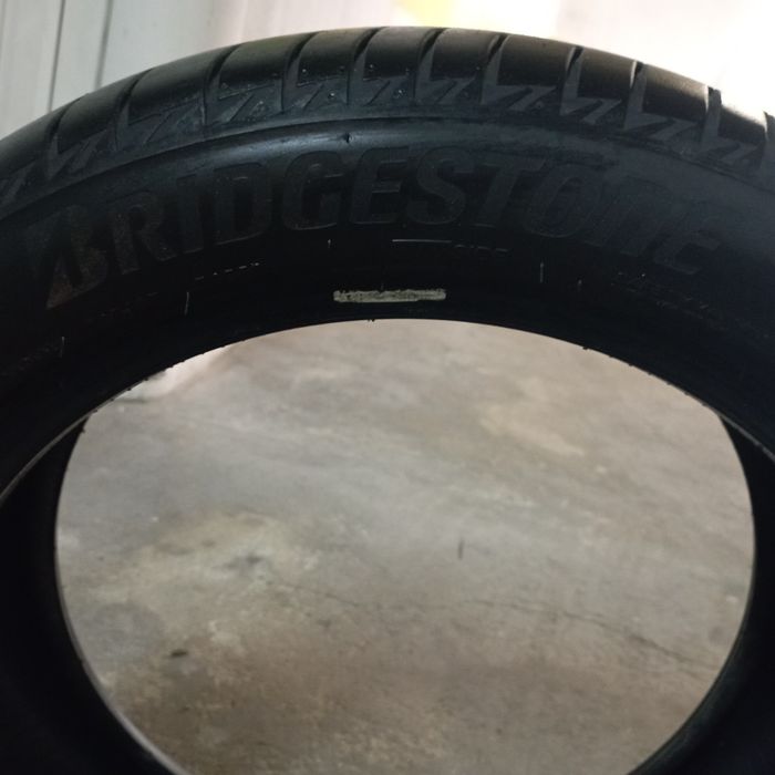 Vendo 2 pneus semi novos