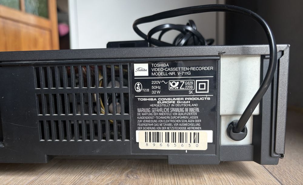 Magnetowid analogowy VHS v-711g z pilotem. Super stan