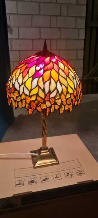 Lampa witrażowa Tiffany z bursztynem