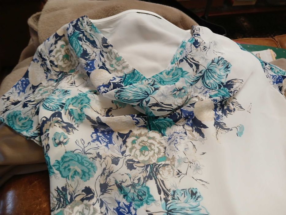 Blusa em seda Branca e azul com flores.