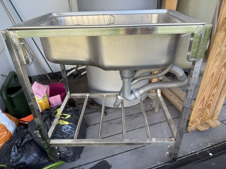 Lava-louças com pernas aço pode ser colocado em exterior