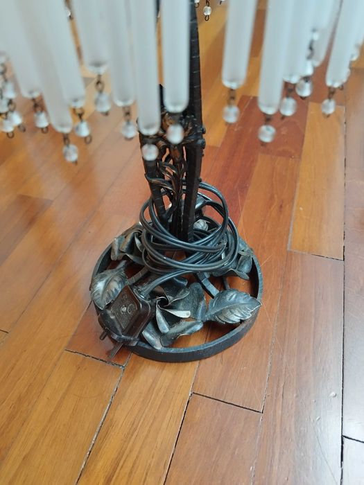 Candeeiro de mesa, tipo arte nova, em latão e vidro  trabalhado.
