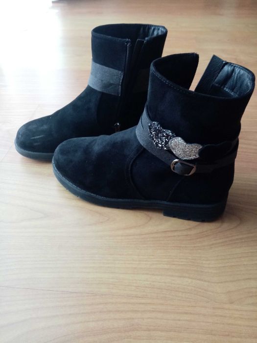 Bota pretas menina