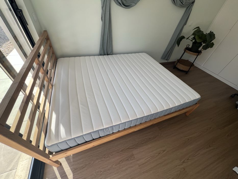 Cama IKEA LINDBÅDEN 160×200 + colchão IKEA VALEVÅG (conjunto)