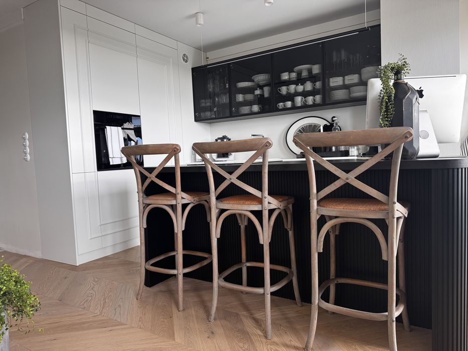 Hoker , drewniane krzesło barowe , krzyżak