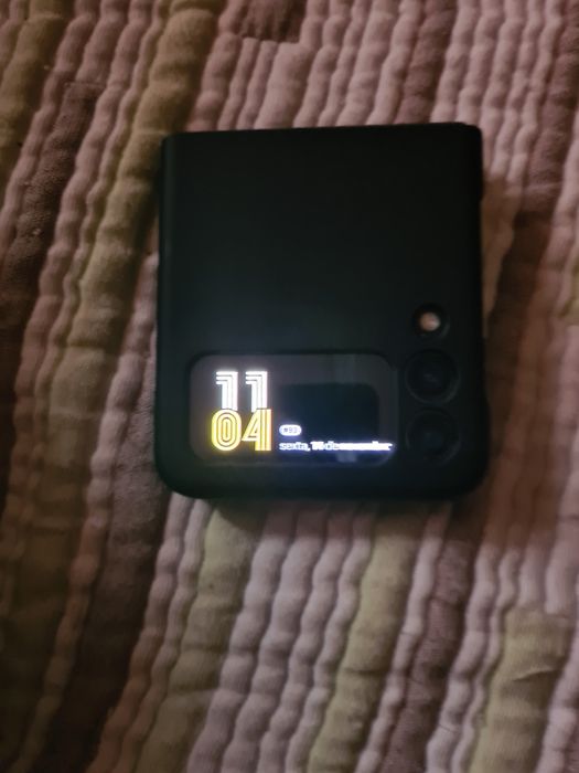 Tenho para venda  este telemovel samsung Z flip 3  poderei trocar