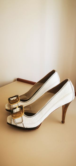 Sapatos de salto alto em pele