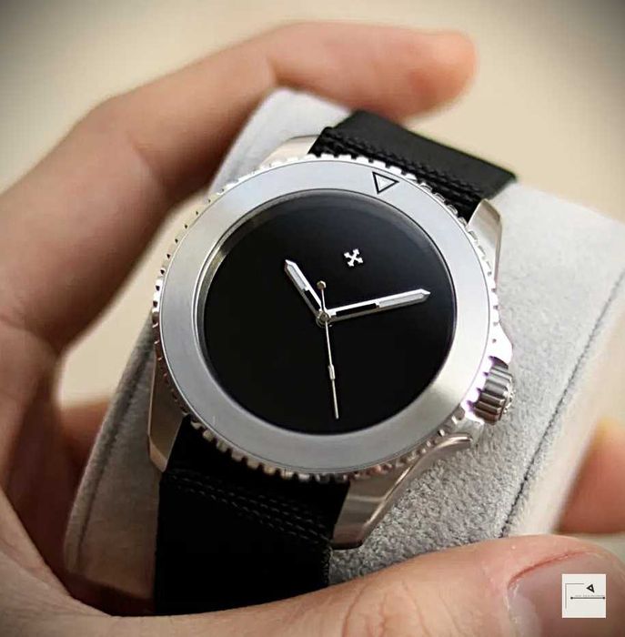 VENEZIANICO: Nereide Ultrablack (na pasku nylonowym)