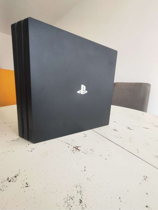PS4 Pro 1TB 4k+ 2 comandos + jogo – excelente estad