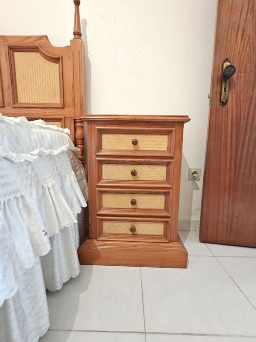 Conjunto de quarto clássico em madeira — cama, guarda fato ...