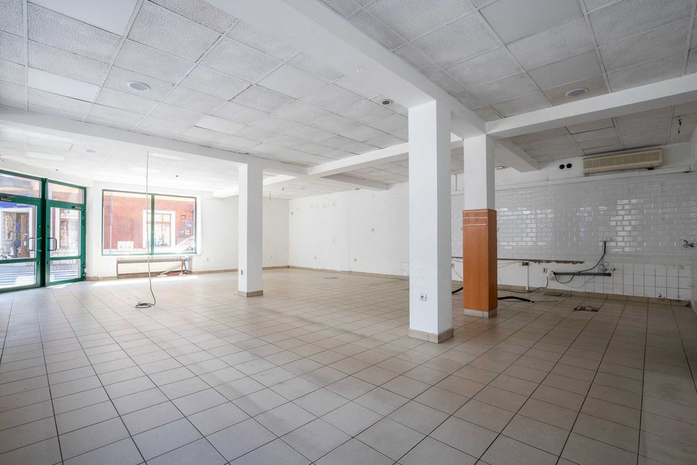 Do wynajęcia przestronny, narożny, witrynowy lokal handlowo-usługowy.