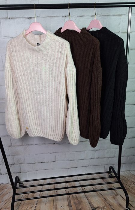 Sweter Minouu nowa kolekcja z dzwonkowym rękawem