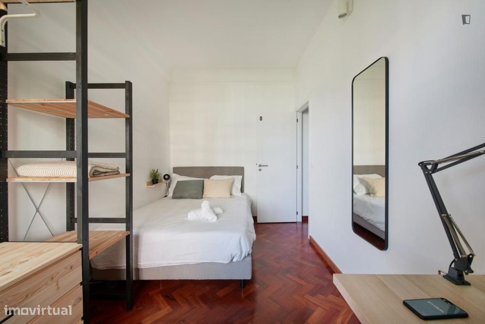 Quarto - localizado em São Sebastião Lisbon