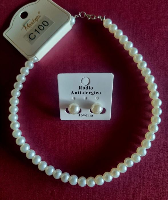 Conjunto (colar/choker e brincos) de pérolas.