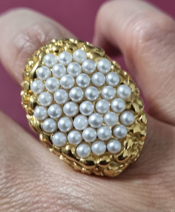 Anel dourado, em aço, com várias micropérolas por cima. T17/18