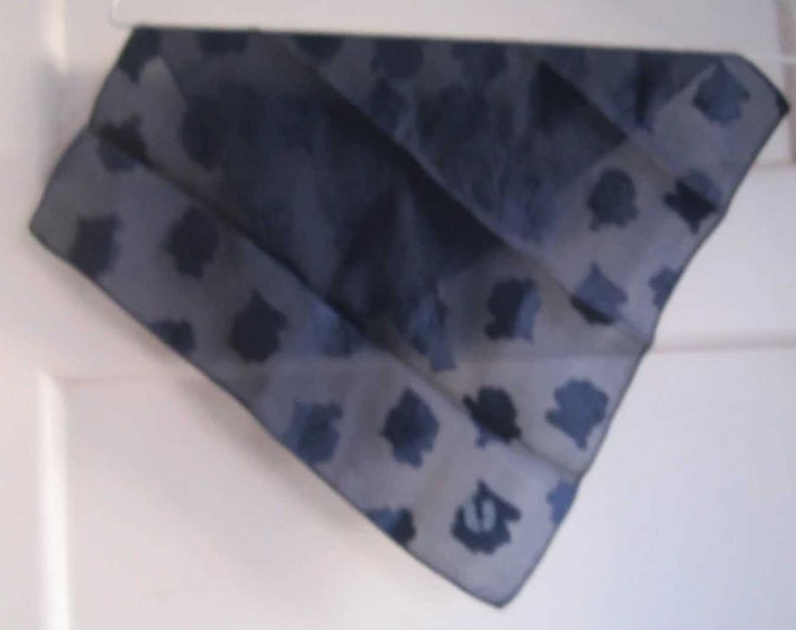 Lenço azul 100% seda estilista emanuel ungaro 31x31 cm, transparente com rosas