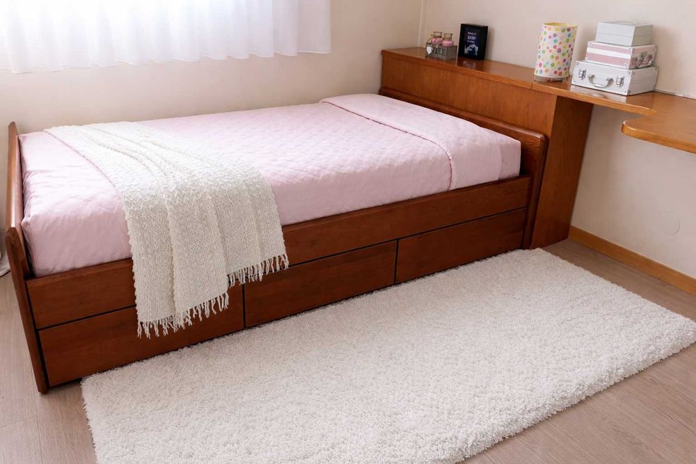 Cama solteiro e secretária